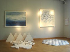 Blick in die Ausstellung Wasser gleich... Woda jest... in der Kunstakade...